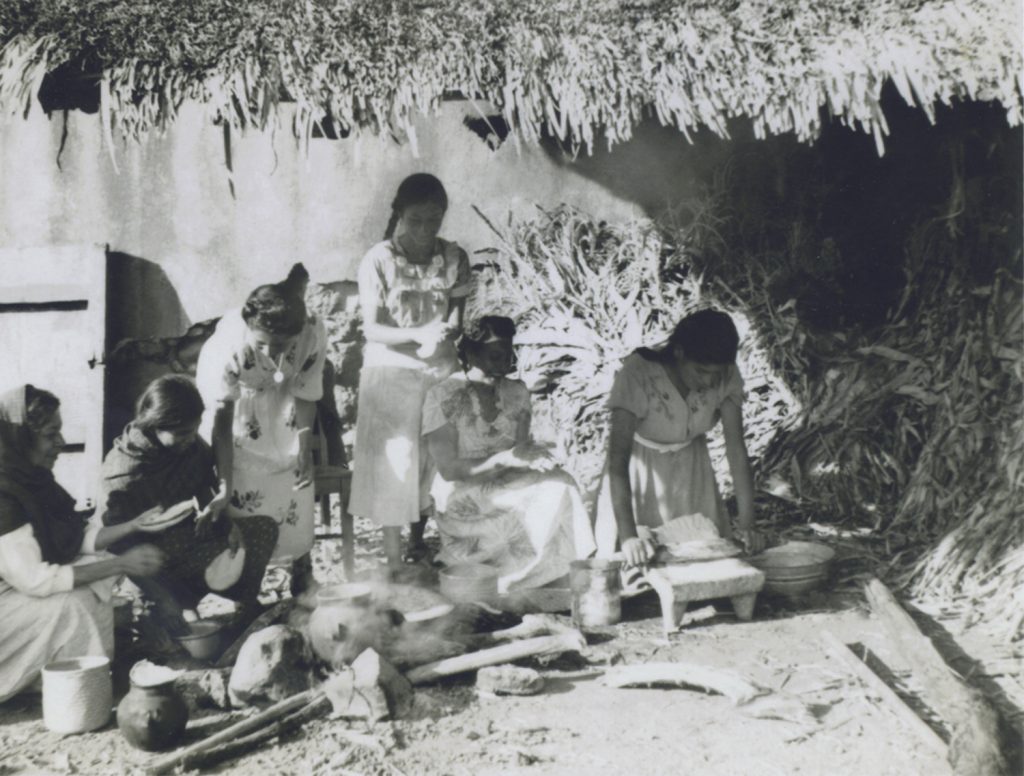 Mujeres en “Cocina de humo”, ca. 1940. Autor desconocido, Fototeca Lorenzo Becerril A.C.