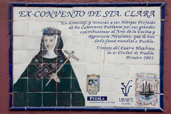 Un homenaje a las monjas de los conventos poblanos en el ex convento de Santa Clara. Placa de Talavera de Uriarte. 2015, Fotógrafo José Loreto Morales.