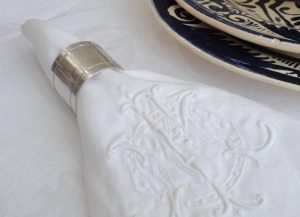 Mantel de damasco, servilleta con monograma "CJC"en aro de plata. Colección Familia RojanoMartínez. 2015, Fotógrafa Lilia Martínez