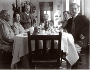 Familia Marín Hirschman en el comedor, ya en el café. El punto de vista de la cámara es para destacar a la mesa. Fotógrafo Miguel Marín Hirschman, Fototeca Lorenzo Becerril A.C.