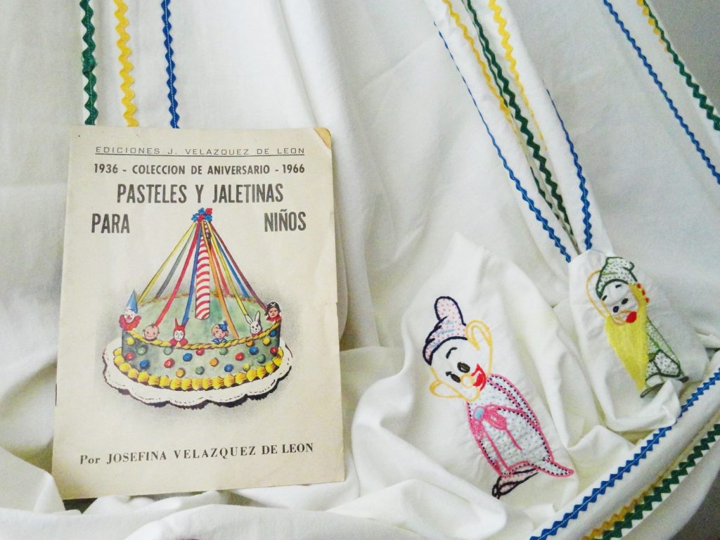 Libro “Pasteles y jaletinas para niños” y Mantel para fiesta infantil. 