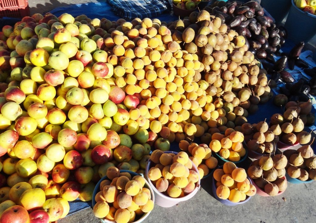 Manzanas, duraznos y peras, mercado de Cholula, Puebla, 2015. Fotógrafa Lilia Martínez.